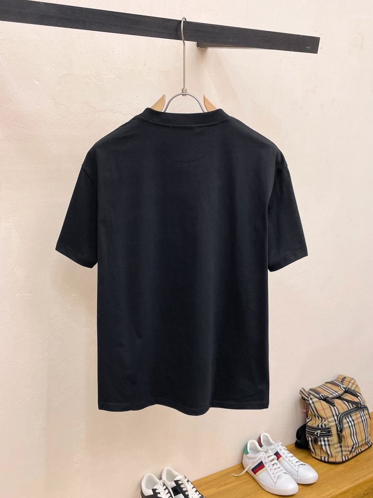 PRADA(プラダ)春夏新作三角カスタム生地マーク半袖Tシャツn級品