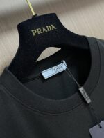 PRADA(プラダ)2024春アルファベットロゲ刺繍ラウンドネック半袖 Tシャツスーパーコピー