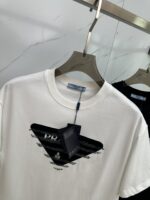 PRADA(プラダ)定番偽物 カスタム生地アルファベットロゴ ラウンドネック半袖激安通販