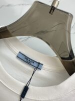 PRADA(プラダ)定番偽物 カスタム生地アルファベットロゴ ラウンドネック半袖激安通販