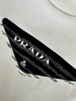 PRADA(プラダ)定番偽物 カスタム生地アルファベットロゴ ラウンドネック半袖激安通販