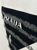 PRADA(プラダ)定番偽物 カスタム生地アルファベットロゴ ラウンドネック半袖激安通販