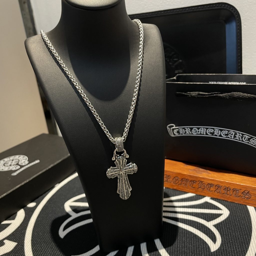 Chrome Hearts（クロムハーツ）偽物  クロスペンダント復古蛇骨ネックレス