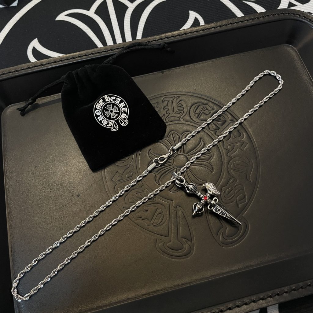 Chrome Hearts（クロムハーツ）  n級品 クラシック蛇骨ネックレス宝剣ペンダントネックレス