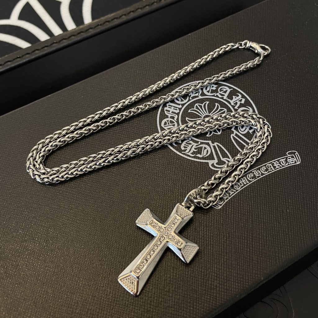 Chrome Hearts（クロムハーツ ）n級品   クロスダイヤモンドペンダント蛇骨ネックレス  激安通販