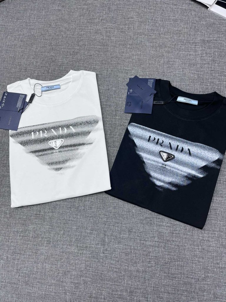 PRADA(プラダ) コピー 2024夏タイプ定番逆三角プリントラウンドネック半袖Tシャツ 通販
