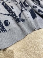 DIOR（ディオール）定番アルファベットジャカードカップルタイプグレーブルーニットセーター