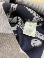 DIOR（ディオール）定番アルファベットジャカードカップルタイプグレーブルーニットセーター