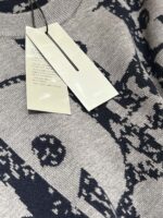 DIOR（ディオール）定番アルファベットジャカードカップルタイプグレーブルーニットセーター