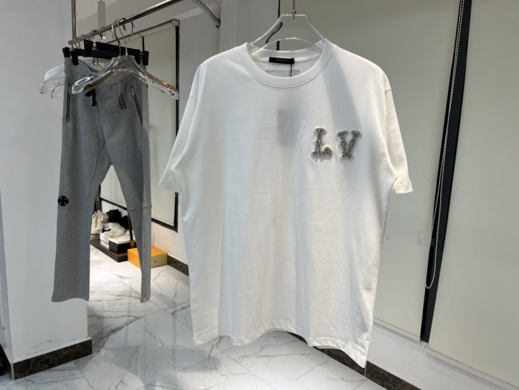 LOUIS VUITTON（ルイヴィトン） 偽物 lvクリスタルロゴ半袖オシャレでカジュアル半袖 激安通販