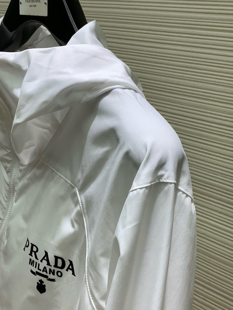 PRADA(プラダ)新作2024芸能人スーパーコピーオシャレでカジュアルなフード付きジャケット輸入オリジナル生地