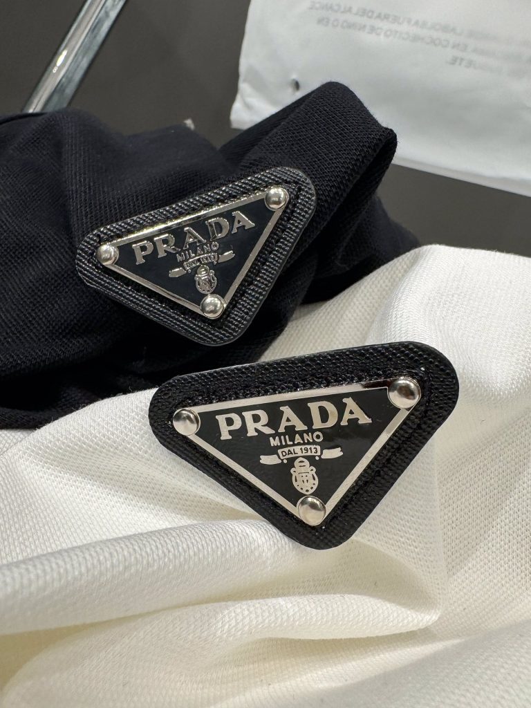 PRADA(プラダ)偽物胸前三角記号徽章ＰＯＬＯシャツの🔥バカ売れ商品はすすめます通販