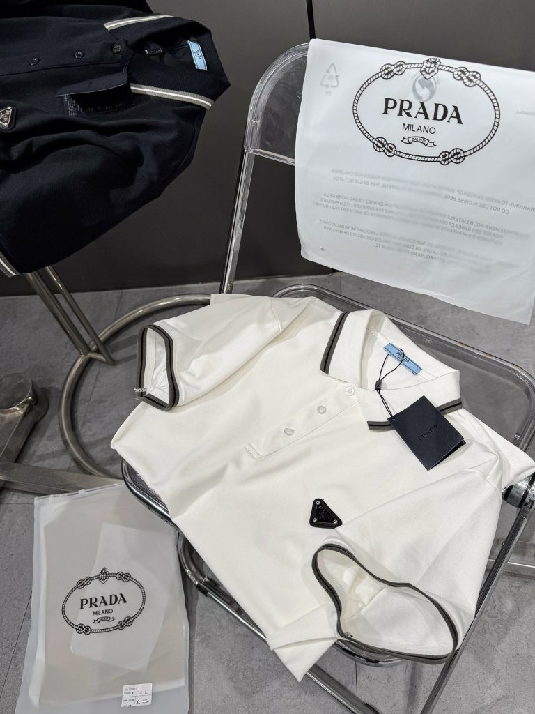 PRADA(プラダ)偽物胸前三角記号徽章ＰＯＬＯシャツの🔥バカ売れ商品はすすめます通販