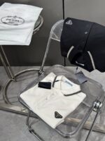 PRADA(プラダ)偽物胸前三角記号徽章ＰＯＬＯシャツの🔥バカ売れ商品はすすめます通販