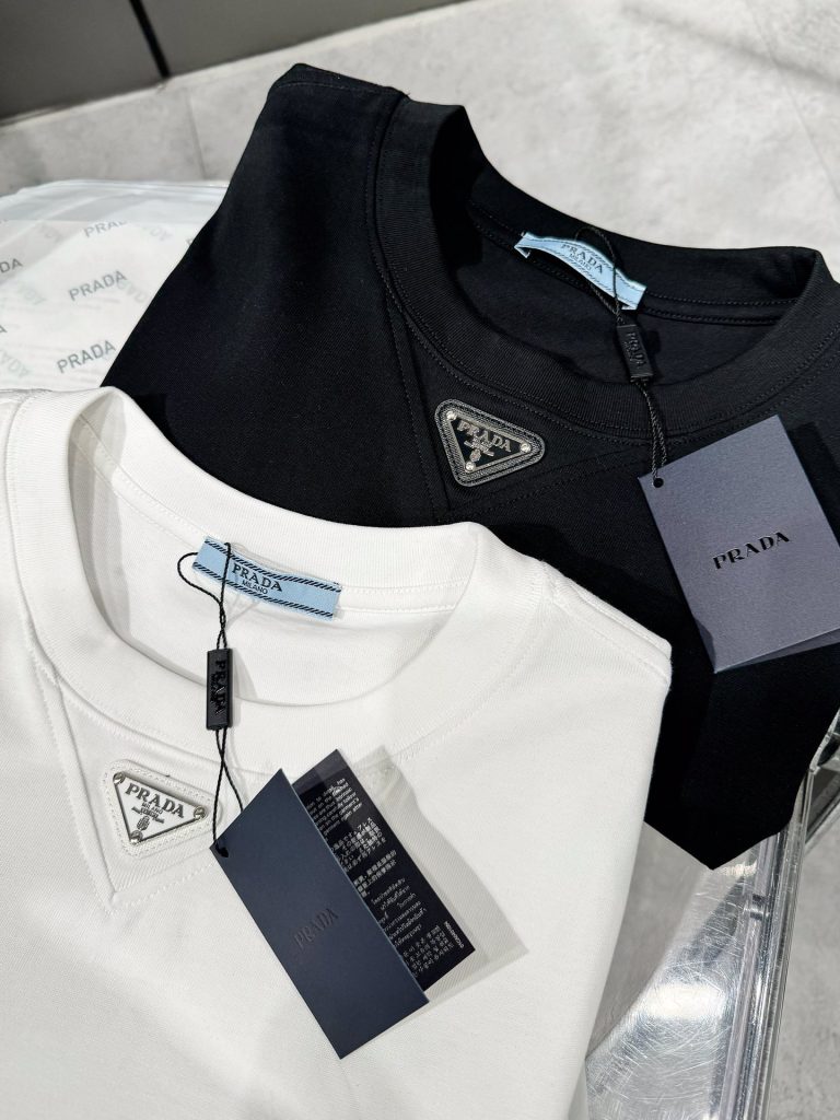PRADA(プラダ)新作芸能人コピー襟元三角は➕の三角形徽章高品質半袖Ｔシャツを刺繍します