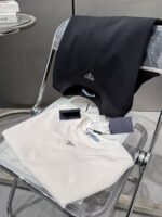 PRADA(プラダ)新作芸能人コピー襟元三角は➕の三角形徽章高品質半袖Ｔシャツを刺繍します