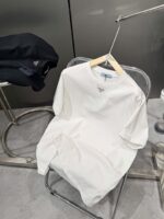 PRADA(プラダ)新作芸能人コピー襟元三角は➕の三角形徽章高品質半袖Ｔシャツを刺繍します