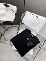 PRADA(プラダ)新作芸能人コピー襟元三角は➕の三角形徽章高品質半袖Ｔシャツを刺繍します
