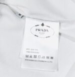 PRADA(プラダ) コピー ロゴ落書き刺繍オシャレカジュアル半袖Tシャツ