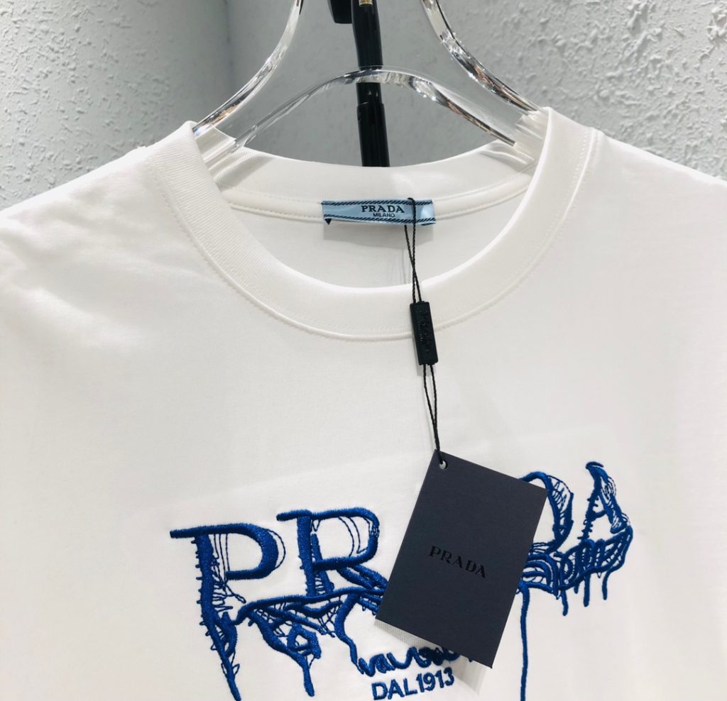 PRADA(プラダ)  コピー ロゴ落書き刺繍オシャレカジュアル半袖Tシャツ