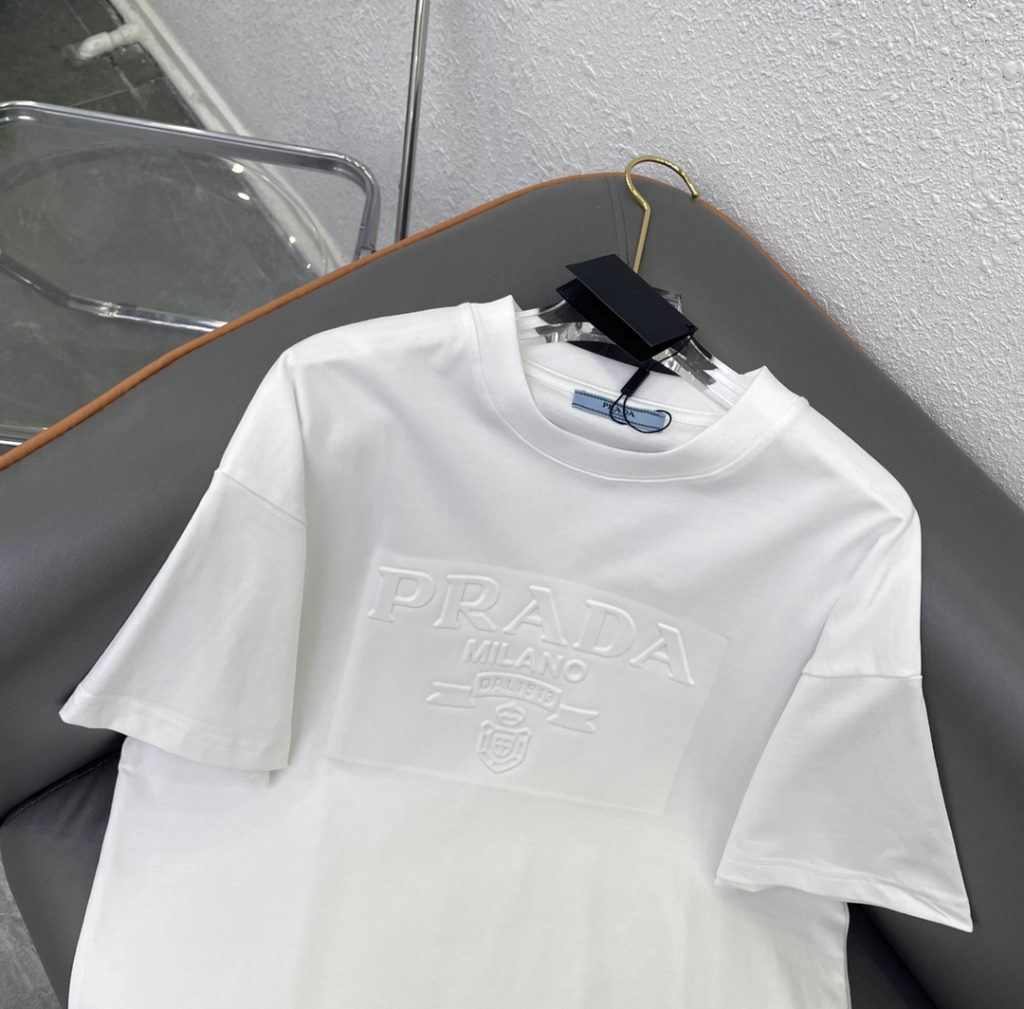 PRADA(プラダ) 定番コーディネート自在立体凹凸質感アルファベット柄Tシャツ n級品