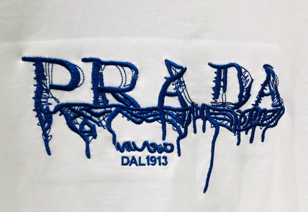 PRADA(プラダ)  コピー ロゴ落書き刺繍オシャレカジュアル半袖Tシャツ