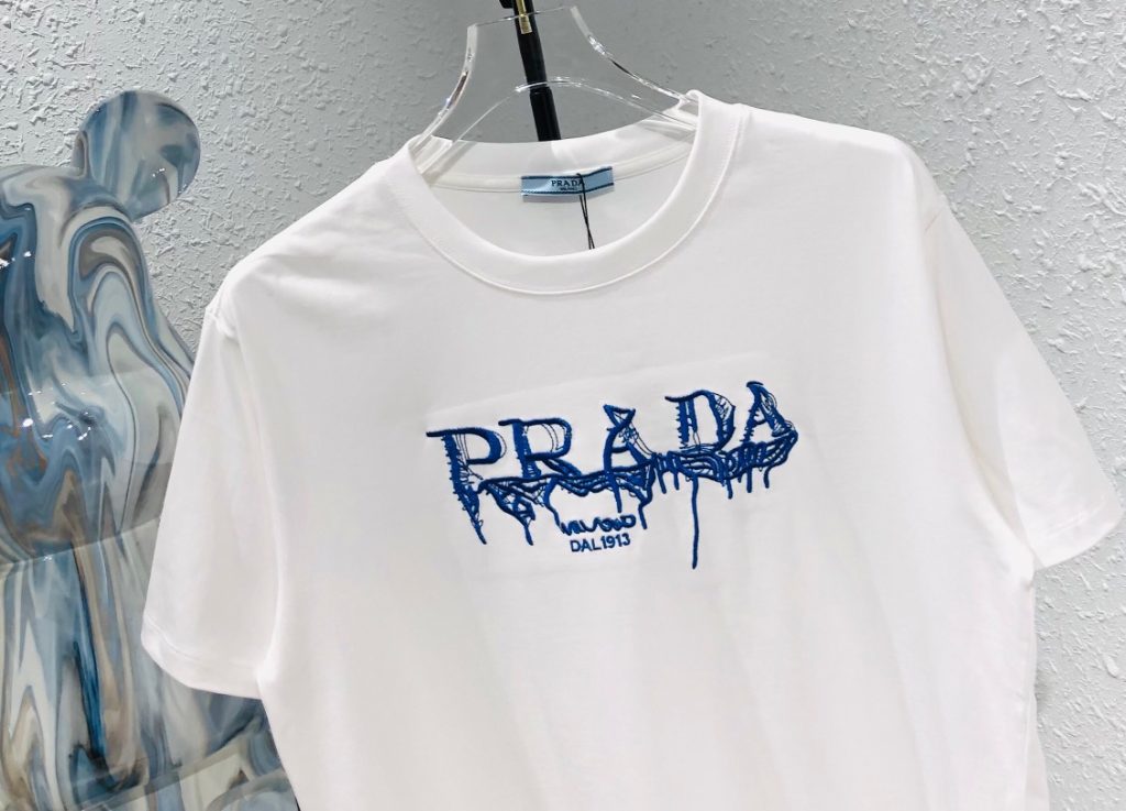 PRADA(プラダ)  コピー ロゴ落書き刺繍オシャレカジュアル半袖Tシャツ