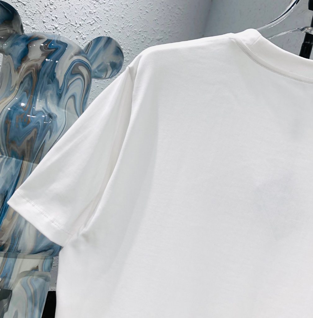 PRADA(プラダ)  コピー ロゴ落書き刺繍オシャレカジュアル半袖Tシャツ