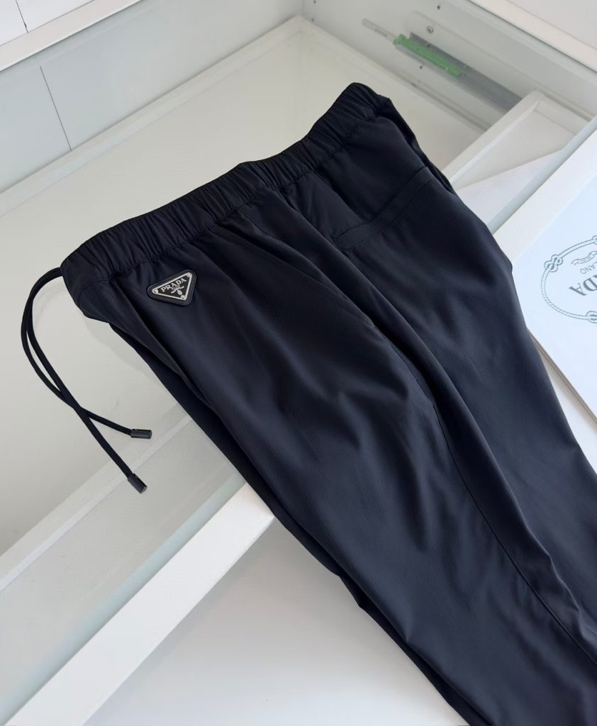 PRADA(プラダ) 2024新作 スーパーコピー 紐のカジュアルなスポーツパンツ。