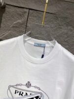 PRADA(プラダ) 2024春夏新作芸能人 n級品 定番三角ロゴプリントロゴ半袖