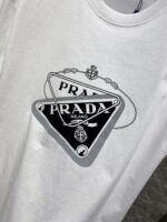 PRADA(プラダ) 2024春夏新作芸能人 n級品 定番三角ロゴプリントロゴ半袖