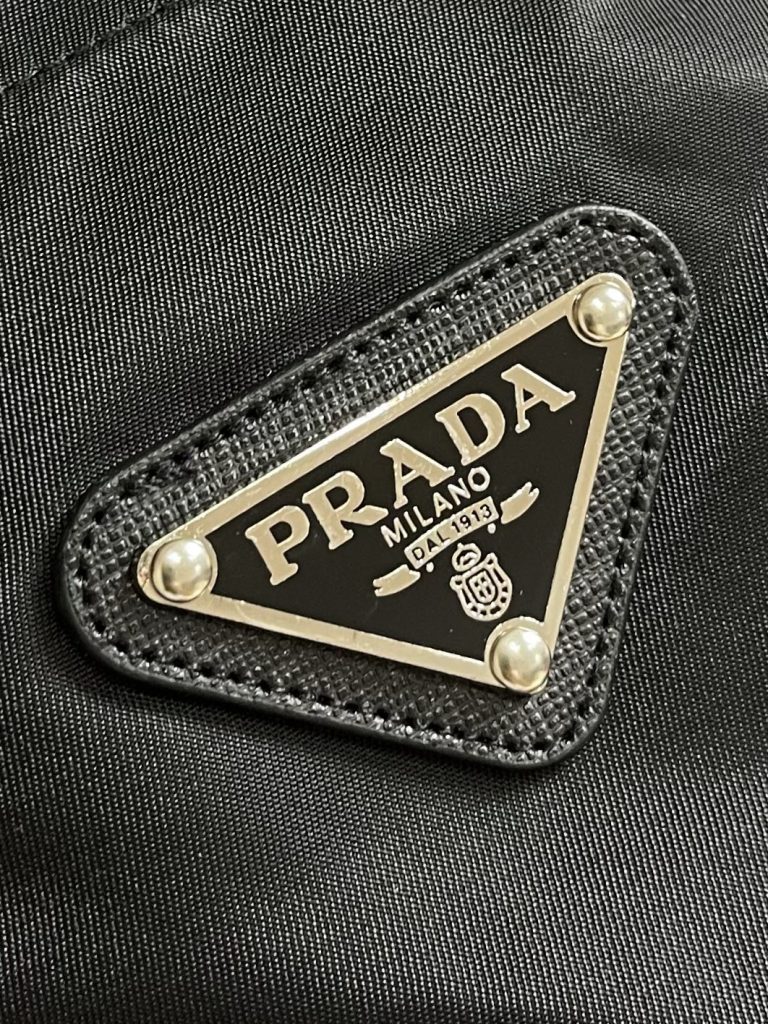 PRADA(プラダ) 早春定番 偽物 タイプ純綿ラウンドネック半袖シャツ  通販