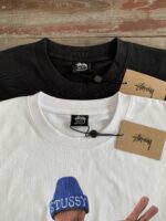 STUSSY(ステューシー)新作 コピー Peace Prosperity Tee人形背面標語半袖Tシャツ