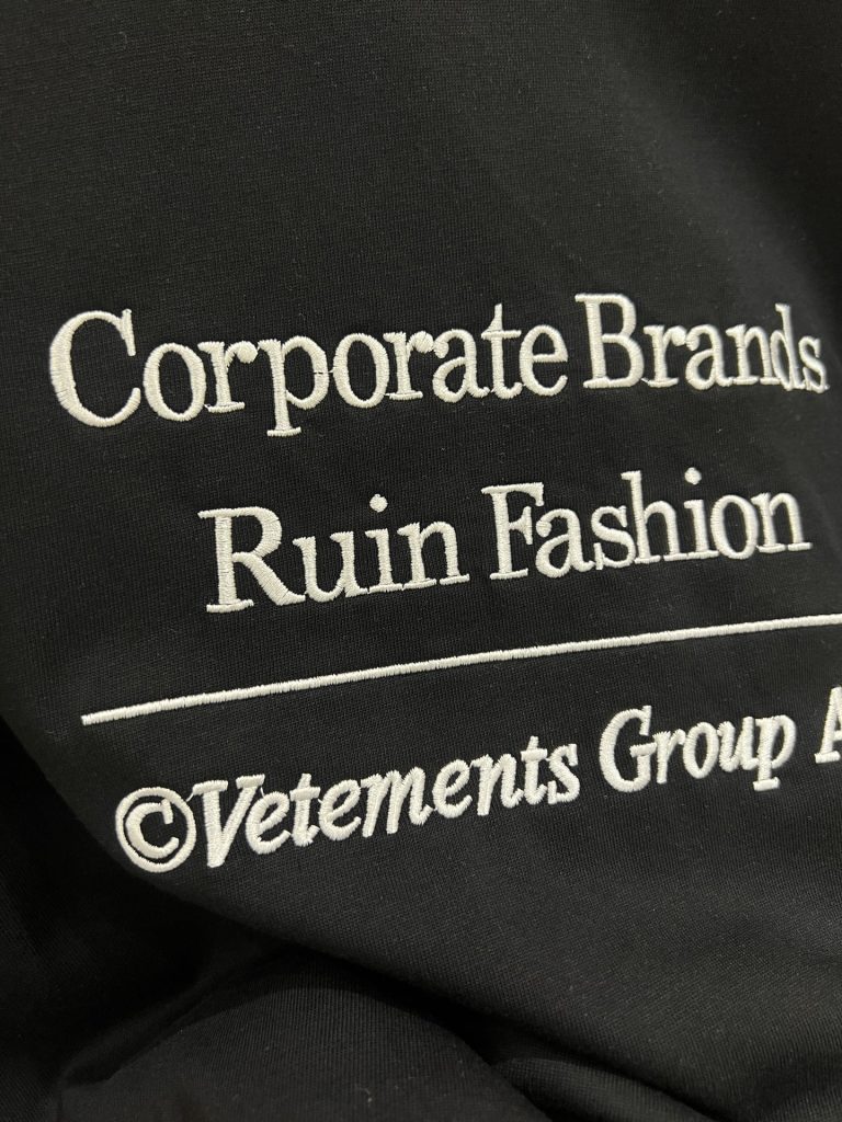 Vetements(ヴェトモン)偽物芸能人アルファベットプリントオシャレカジュアル半袖Tシャツ男女同タイプ通販