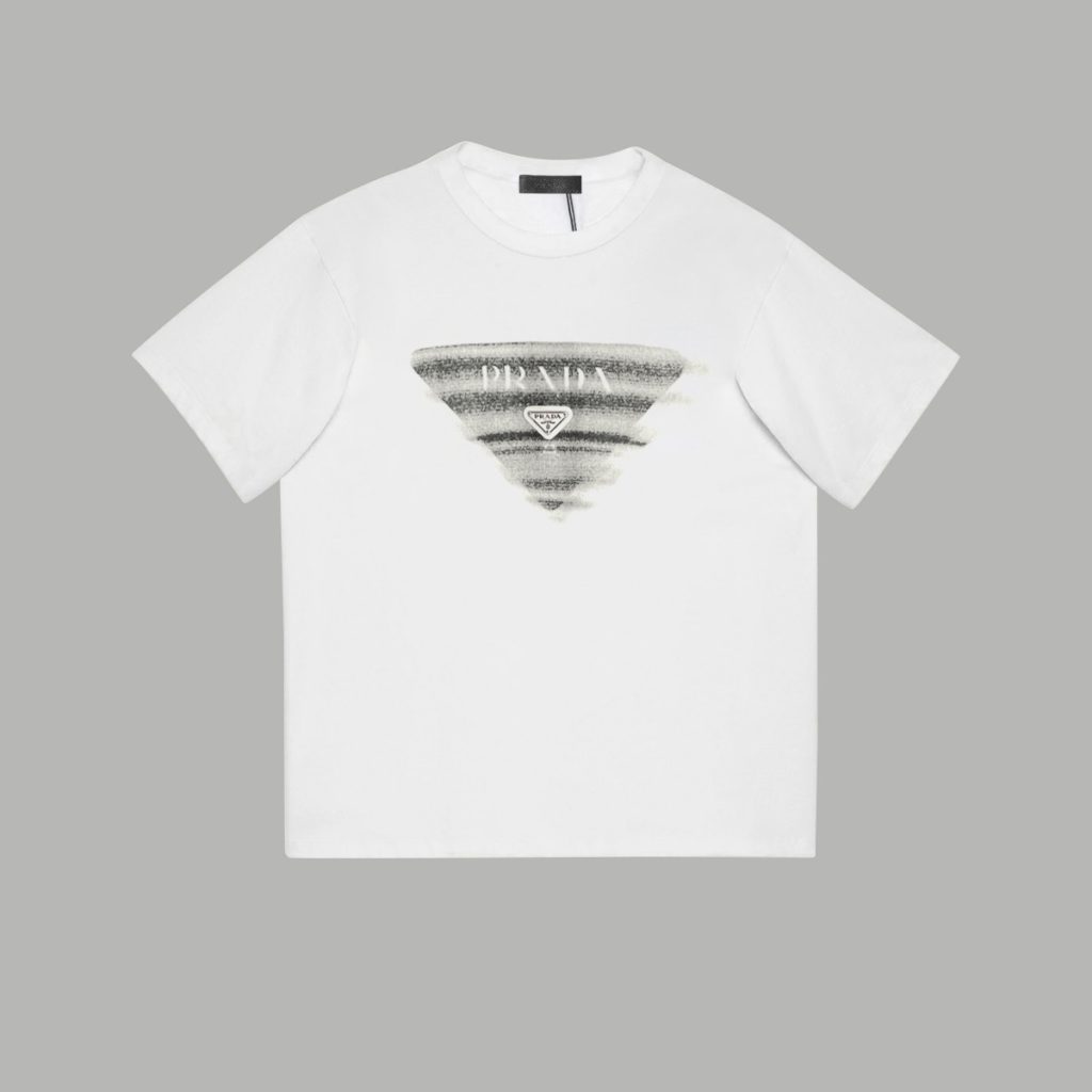 PRADA(プラダ )グラフィティn級品 定番三角形のロゴラウンドネック半袖Tシャツ