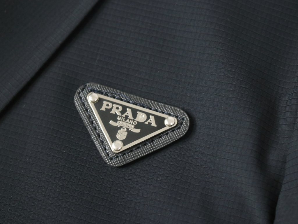 PRADA(プラダ )定番コピー三角形のロゴメンズ  薄くて軽い スーツ