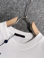 LOUIS VUITTON(ルイヴィトン)n級品2024夏新作定番ロゴプリントシンプルカジュアルTシャツ。