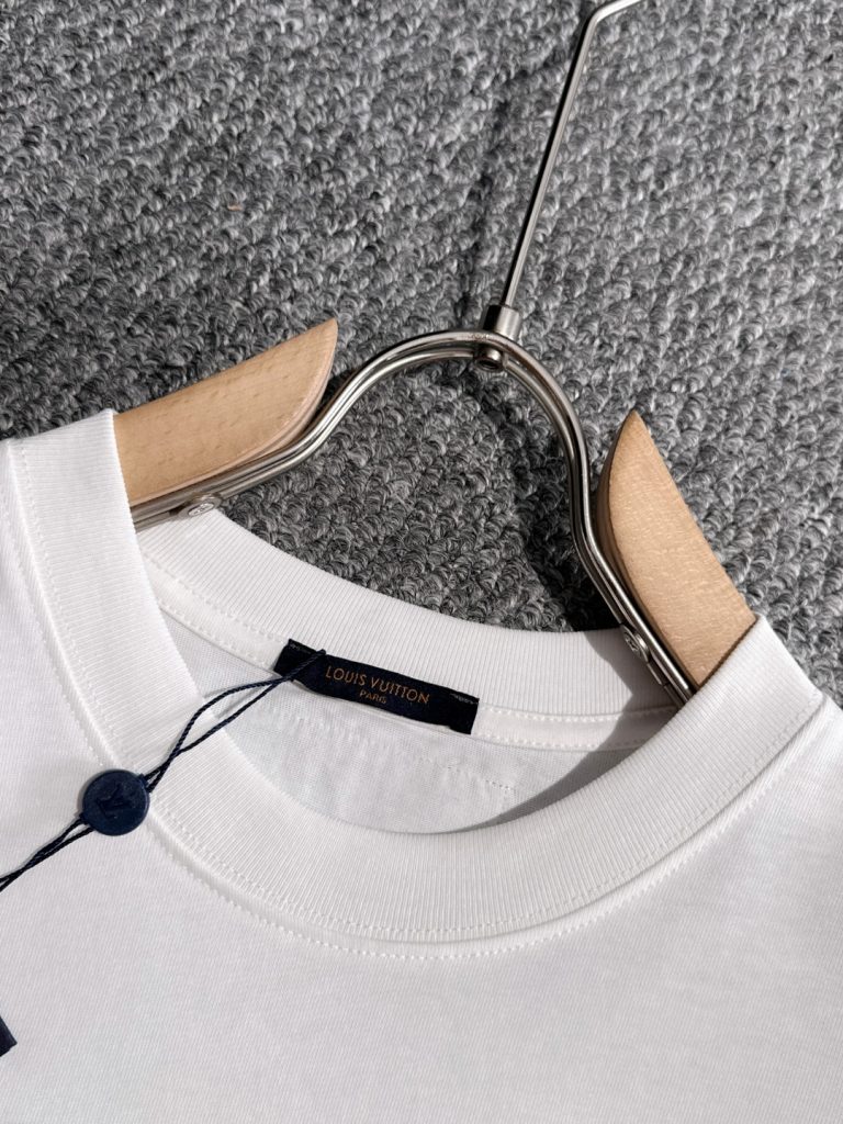 LOUIS VUITTON(ルイヴィトン)n級品2024夏新作定番ロゴプリントシンプルカジュアルTシャツ。
