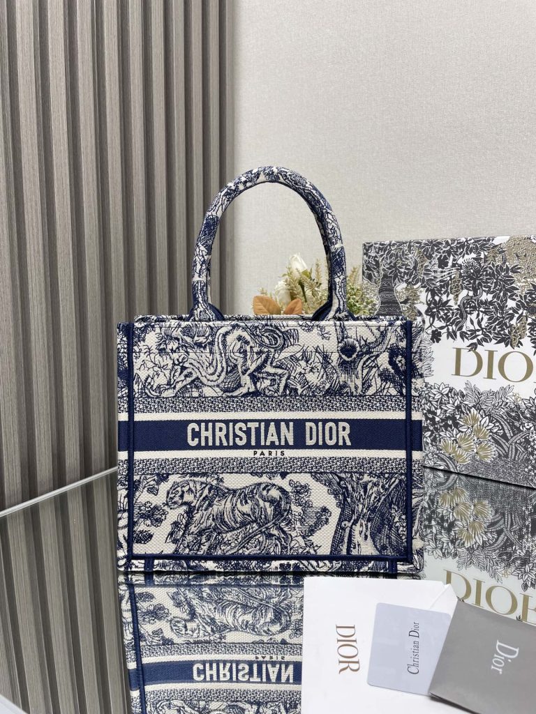 DIOR（ディオール）スーパーコピー 手作り立体刺繍DIOR Book tote ショッピングバッグ