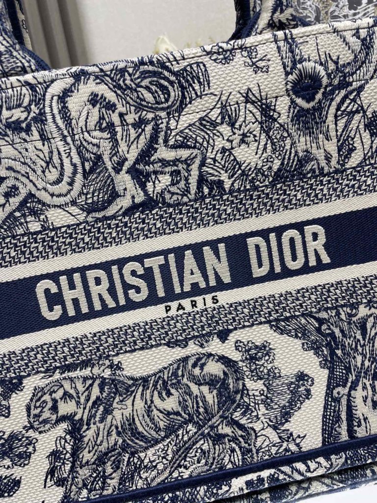 DIOR（ディオール）スーパーコピー 手作り立体刺繍DIOR Book tote ショッピングバッグ