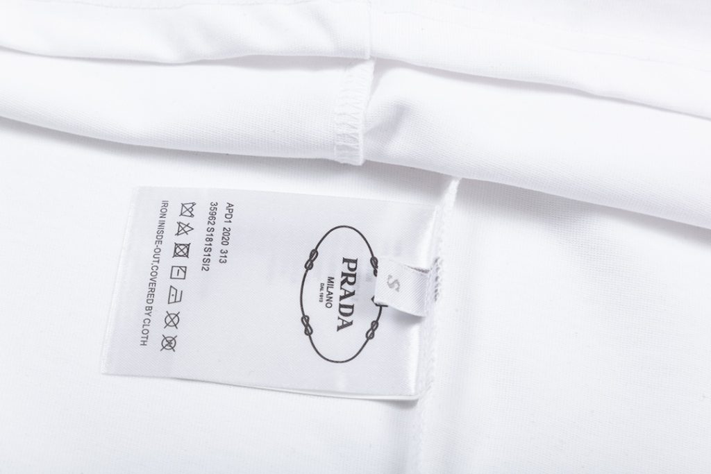PRADA(プラダ )   n級品 立体ロゴオシャレでカジュアル半袖