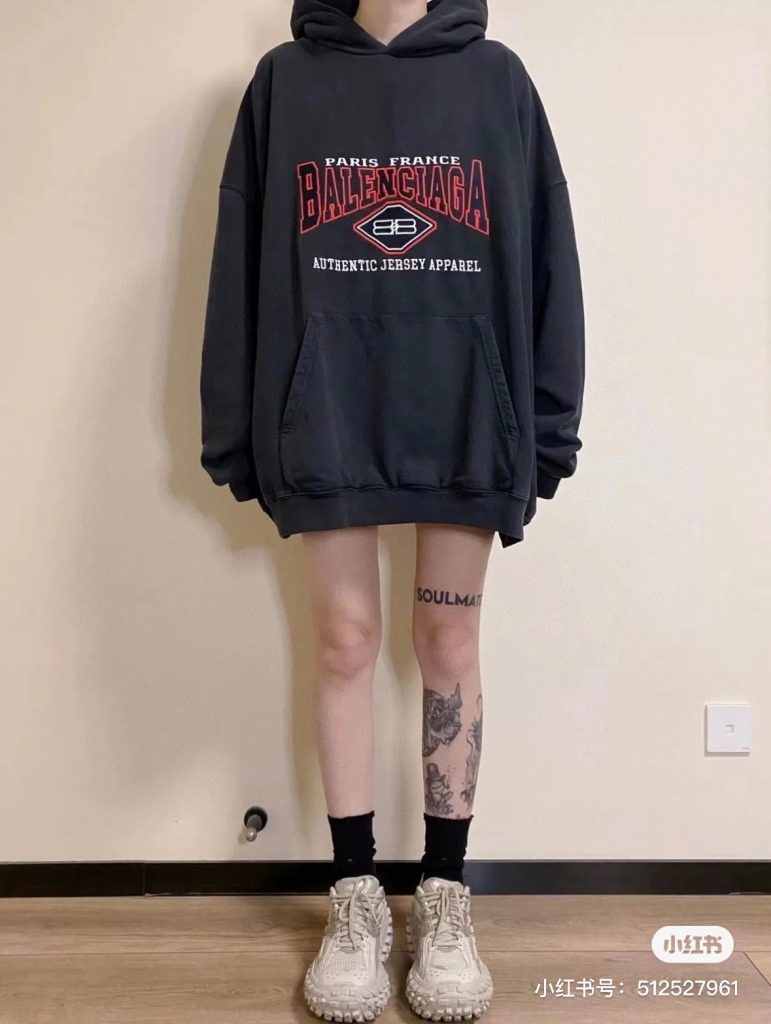 BALENCIAGA(バレンシアガ)    コピー 入手困難   ロゴ刺繍レトロ  フード付きスウェットパーカー