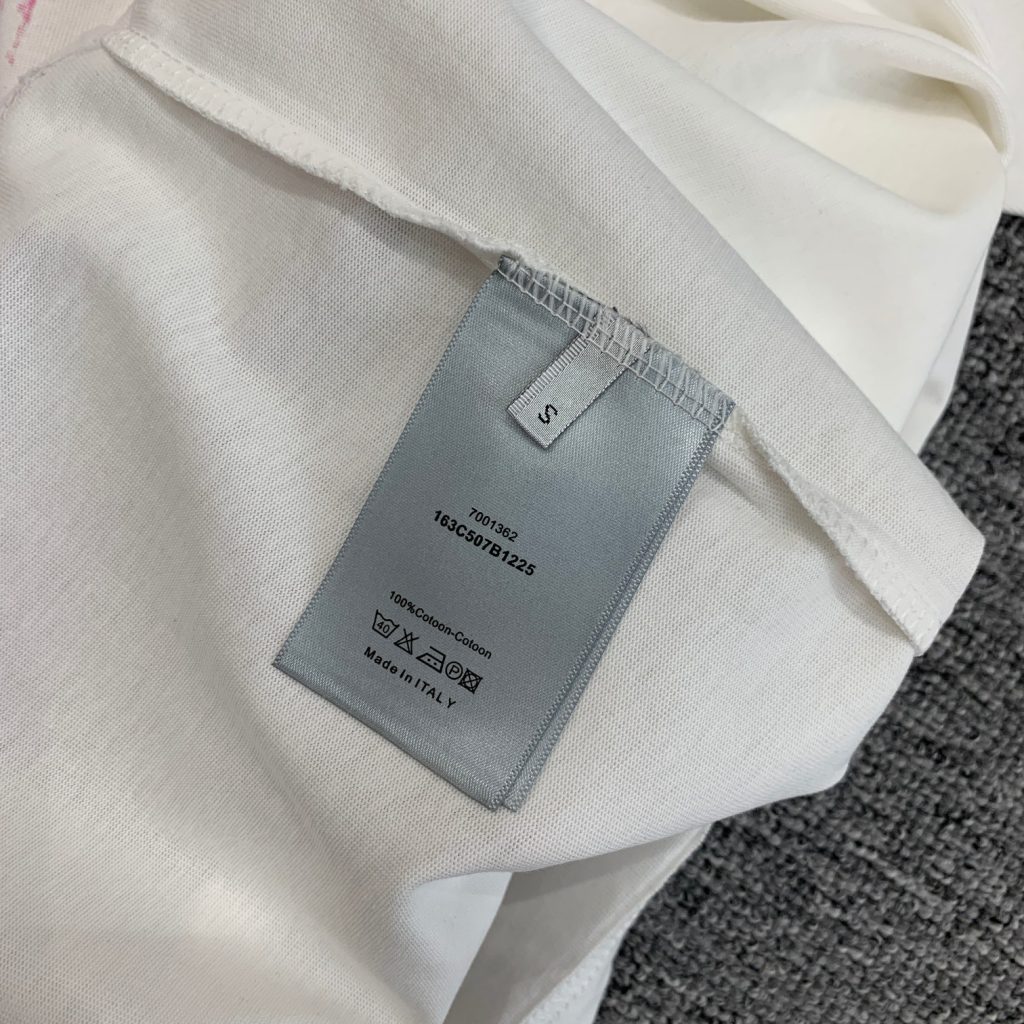 ディオール コピー アルファベット グラフィティプリントカップルタイプ半袖Tシャツ