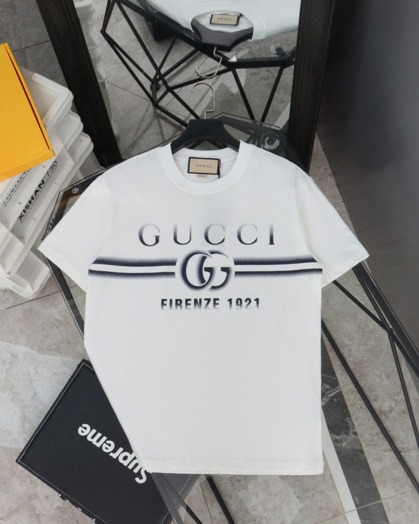 GUCCI (グッチ) 偽物 アルファベットロゴプリント丸首半袖Tシャツ 通販