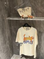 GUCCI (グッチ) スーパーコピー 金豹プリントアルファベットタイプ半袖Tシャツ