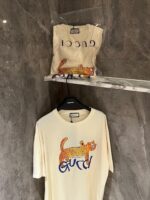 GUCCI (グッチ) スーパーコピー 金豹プリントアルファベットタイプ半袖Tシャツ