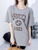 GUCCI (グッチ) 偽物 春夏限定タイプアルファベットグレーTシャツ 通販