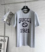 GUCCI (グッチ) 偽物 春夏限定タイプアルファベットグレーTシャツ 通販