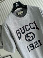 GUCCI (グッチ) 偽物 春夏限定タイプアルファベットグレーTシャツ 通販