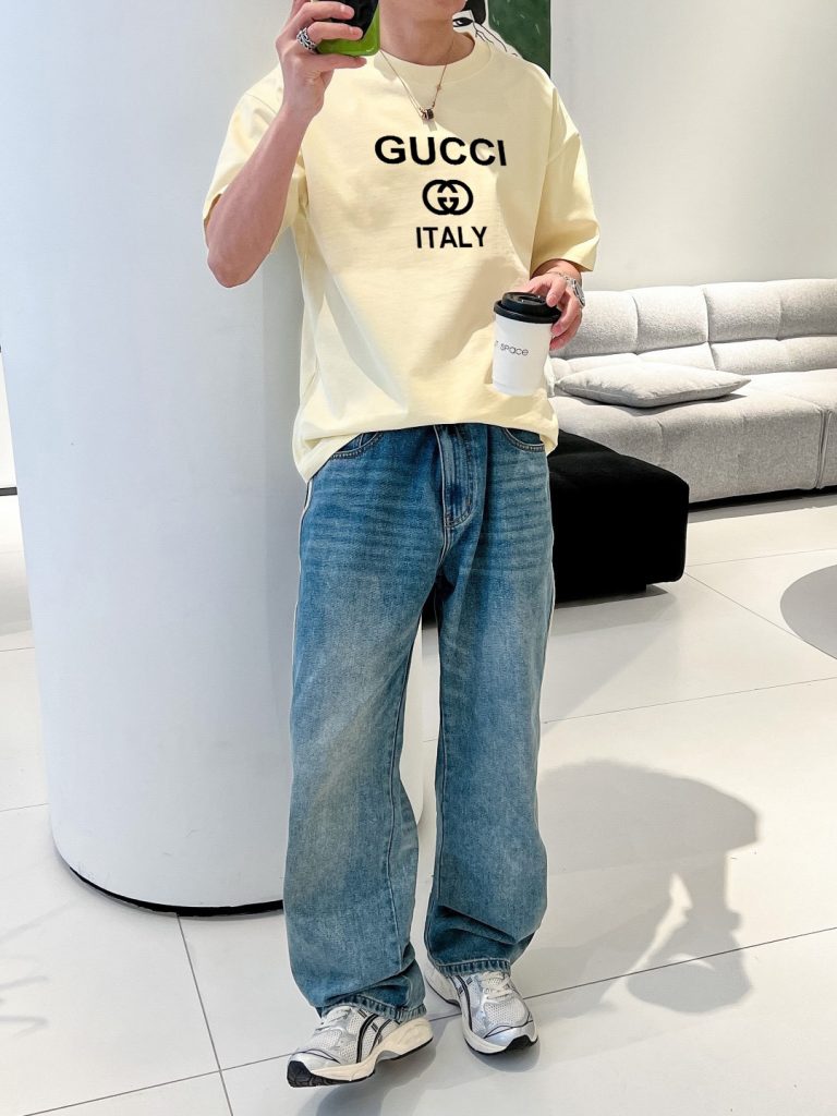 GUCCI (グッチ)  n級品 芸能人 アルファベットプリント二重仕立て半袖Tシャツ